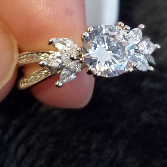 9  $30 💍🤍  NWT round center faux diamond stone with marquee flanks - Picture 2 of 13